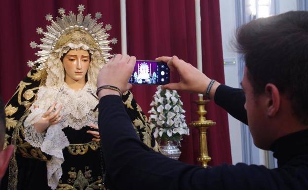 Imagen principal - La Virgen, expuesta tras la restauración. Primer plano de la imagen. Al lado, la Dolorosa, ataviada al estilo antiguo de las imágenes malagueñas. 