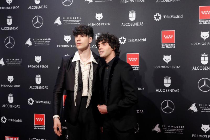 Los Javis durante la alfombra roja de los Premios Feroz.