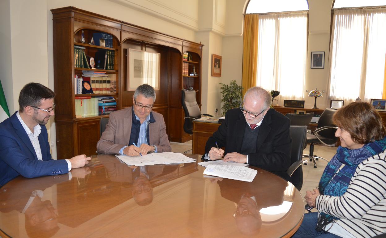 Un momento de la firma del contrato, este viernes en el Ayuntamiento rinconero. 