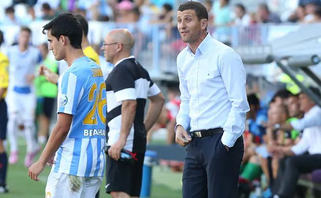 Javi Gracia le da instrucciones a Juanmi.