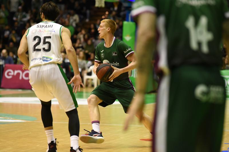 Paliza de los cajistas al Betis (63-88)