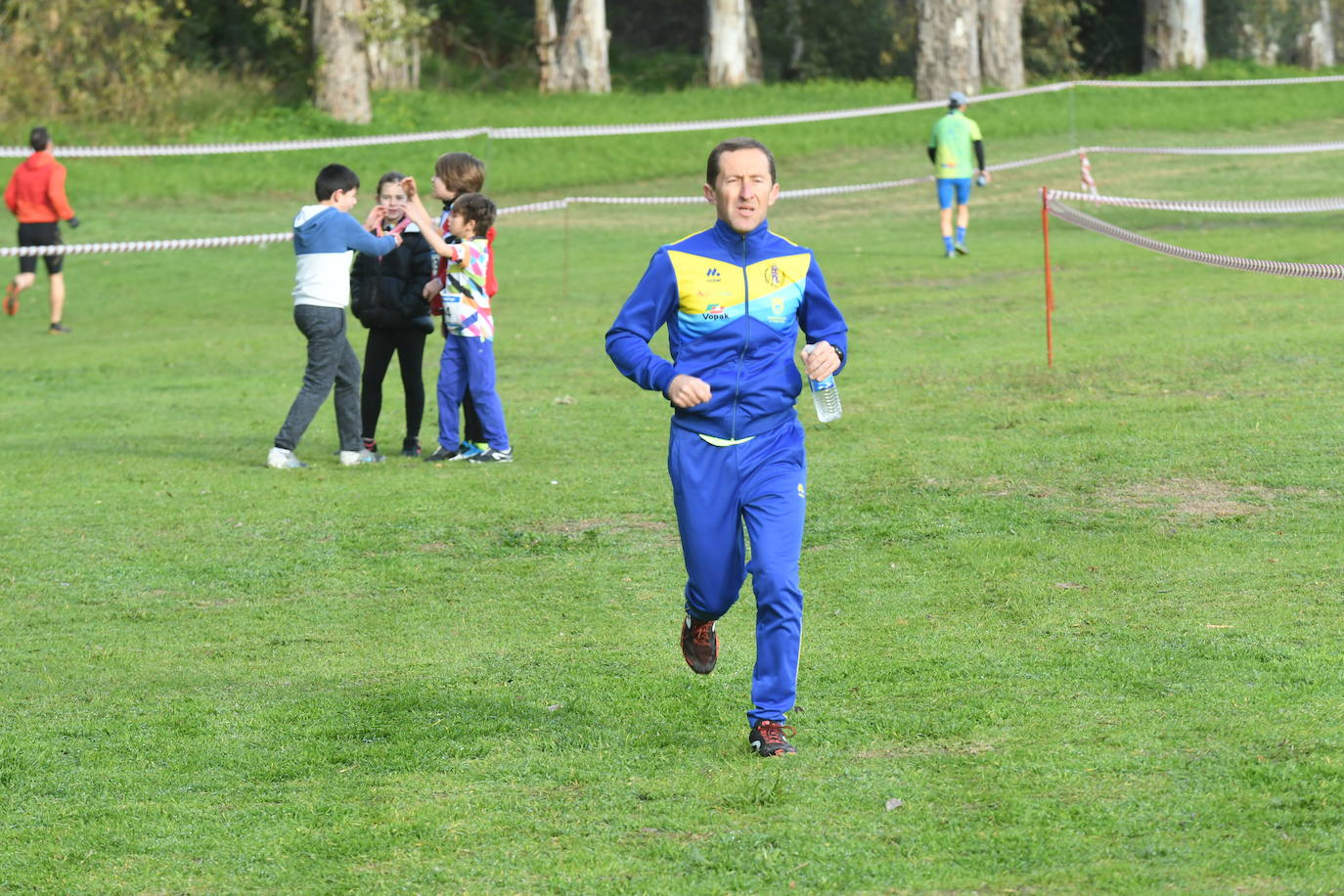 Unos 500 corredores participaron en la prueba del Circuito de Campo a Través de la Diputación de Málaga, en la que Cristian Benítez y Jalaba Enni se alzaron como ganadores.