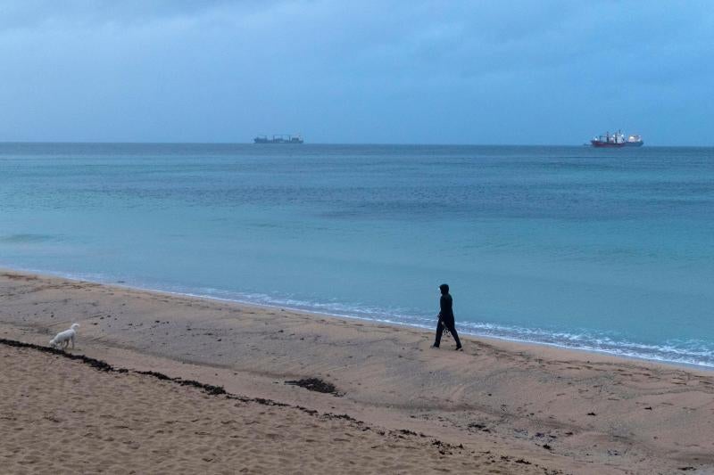 El temporal de lluvia, nieve, viento y olas ha puesto en aviso rojo a la Comunidad Valenciana y las islas Baleares, mientras los avisos naranjas se reparten por una veintena de provincias