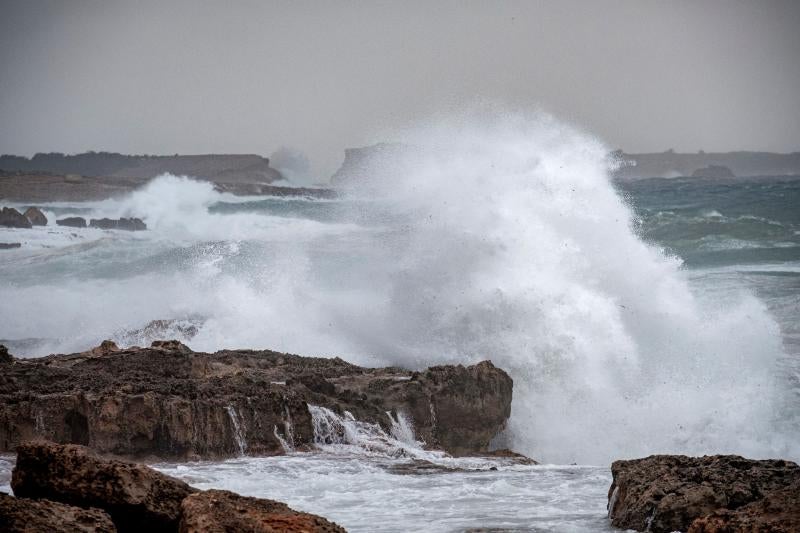 El temporal de lluvia, nieve, viento y olas ha puesto en aviso rojo a la Comunidad Valenciana y las islas Baleares, mientras los avisos naranjas se reparten por una veintena de provincias