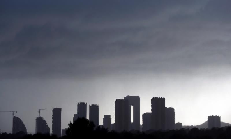 El temporal de lluvia, nieve, viento y olas ha puesto en aviso rojo a la Comunidad Valenciana y las islas Baleares, mientras los avisos naranjas se reparten por una veintena de provincias