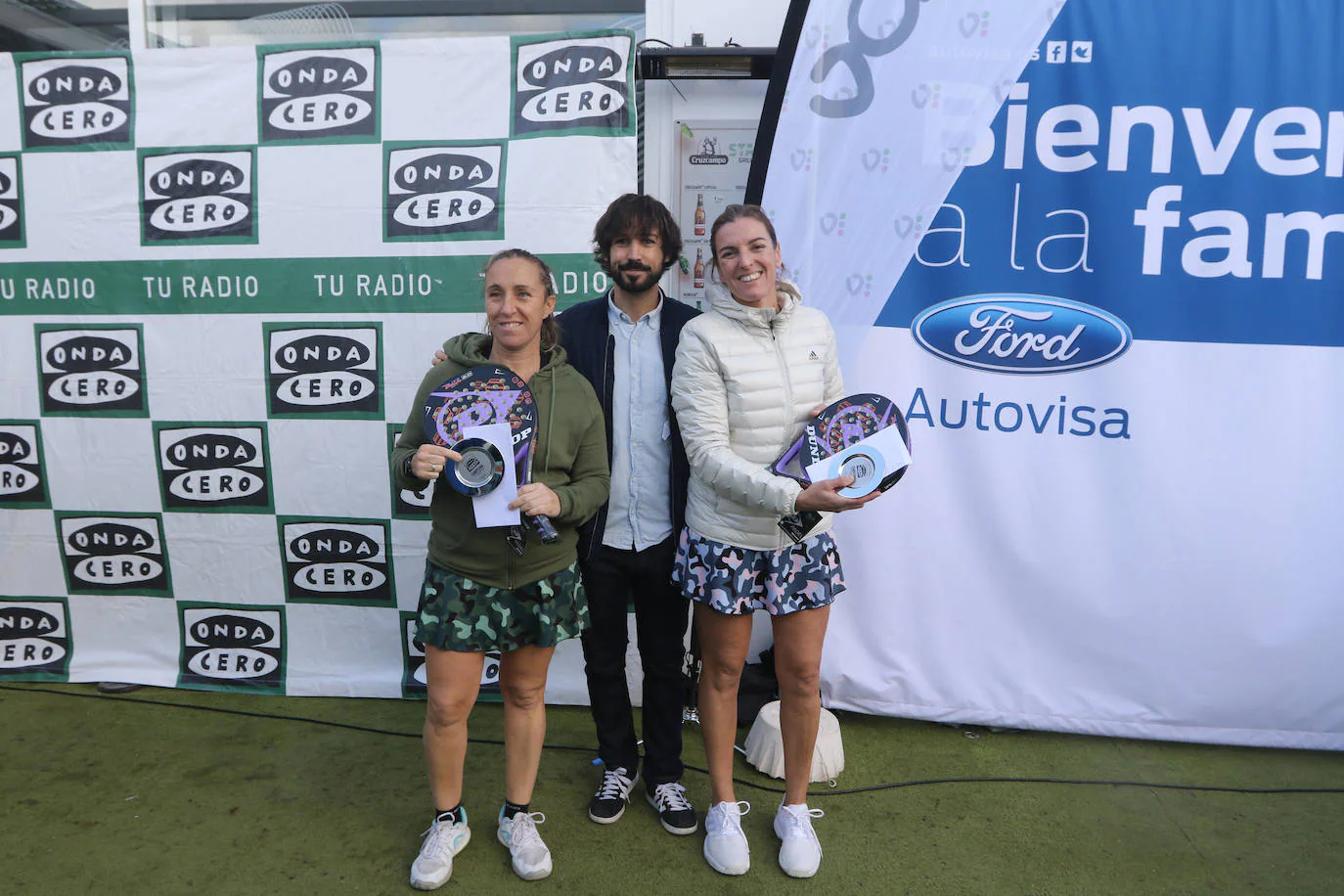 Vals Sport organiza su torneo anual de pádel. En la foto, Raquel Campanería, José Contreras y Teresa Ruano.