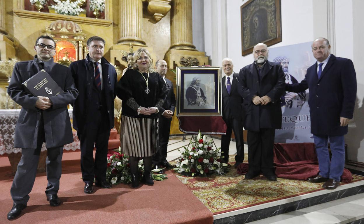 El pregonero de la Semana Santa de 2020, Manuel García de la Vega; Manuel Artacho de Unicaja Banco; la presidenta Trinidad Calvo, el autor Fernando Ruiz, el presentador Julio Matas; el arcipreste Antonio Fernández y el alcalde Manuel Barón