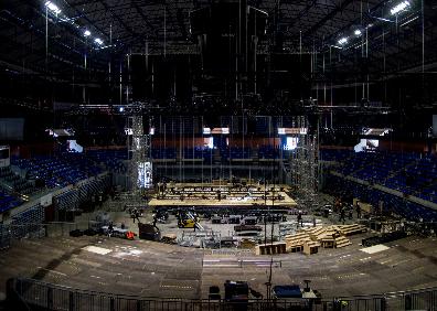 Imagen secundaria 1 - Arriba, momento actual de los trabajos en el interior del Martín Carpena para construir el escenario y el graderío Vip de los Goya. A la derecha, Buenafuente y Silvia Abril, en la presentación.