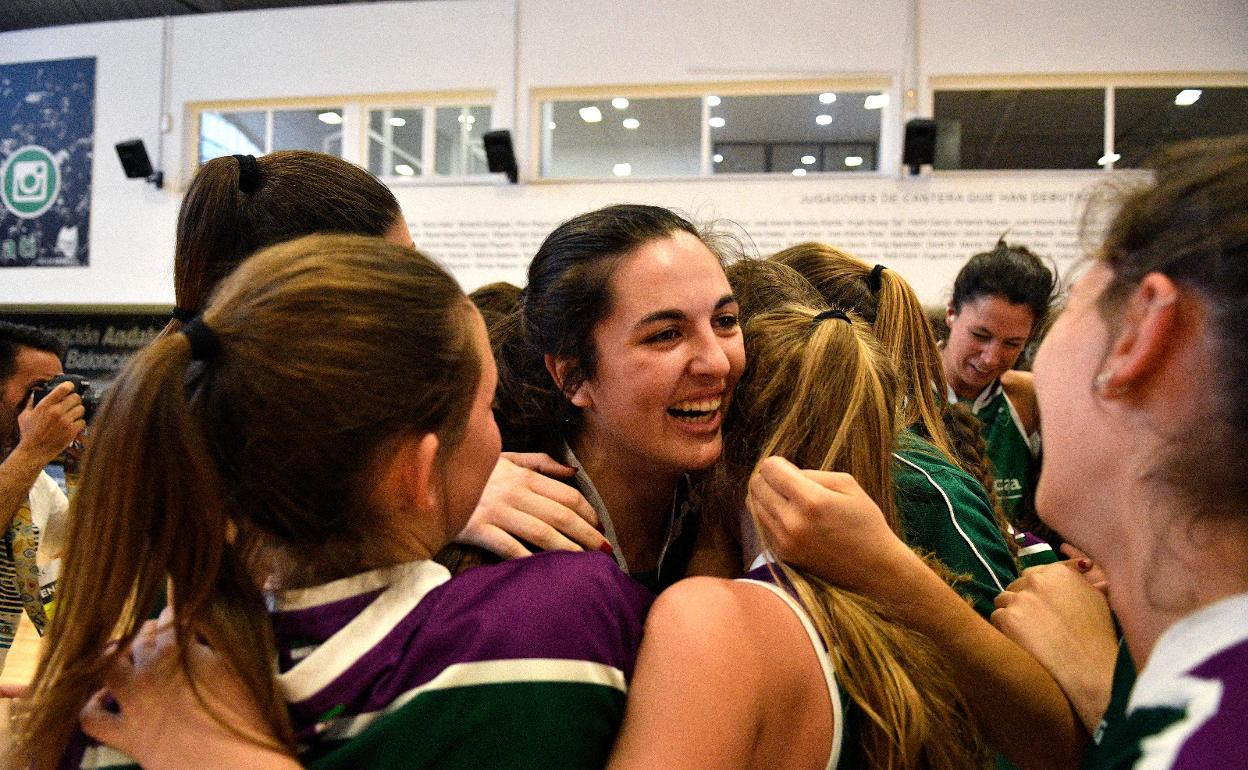 Ana Jiménez, en plena celebración del ascenso a la Liga 2. 