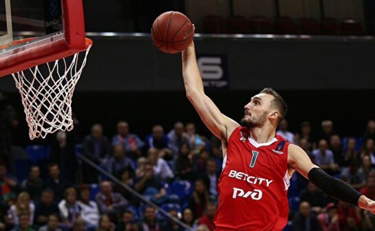 Sam Dekker realiza un mate en un partido con el Lokomotiv esta temporada. 