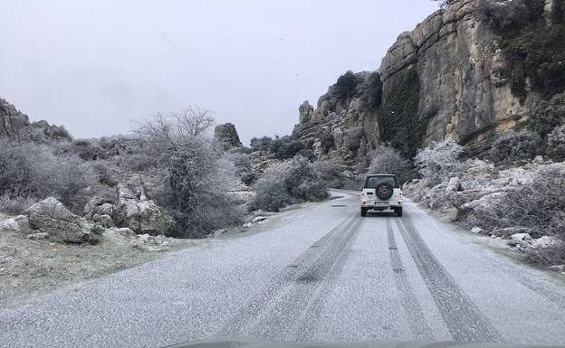 El Torcal de Antequera amanece con un ligero manto blanco de nieve