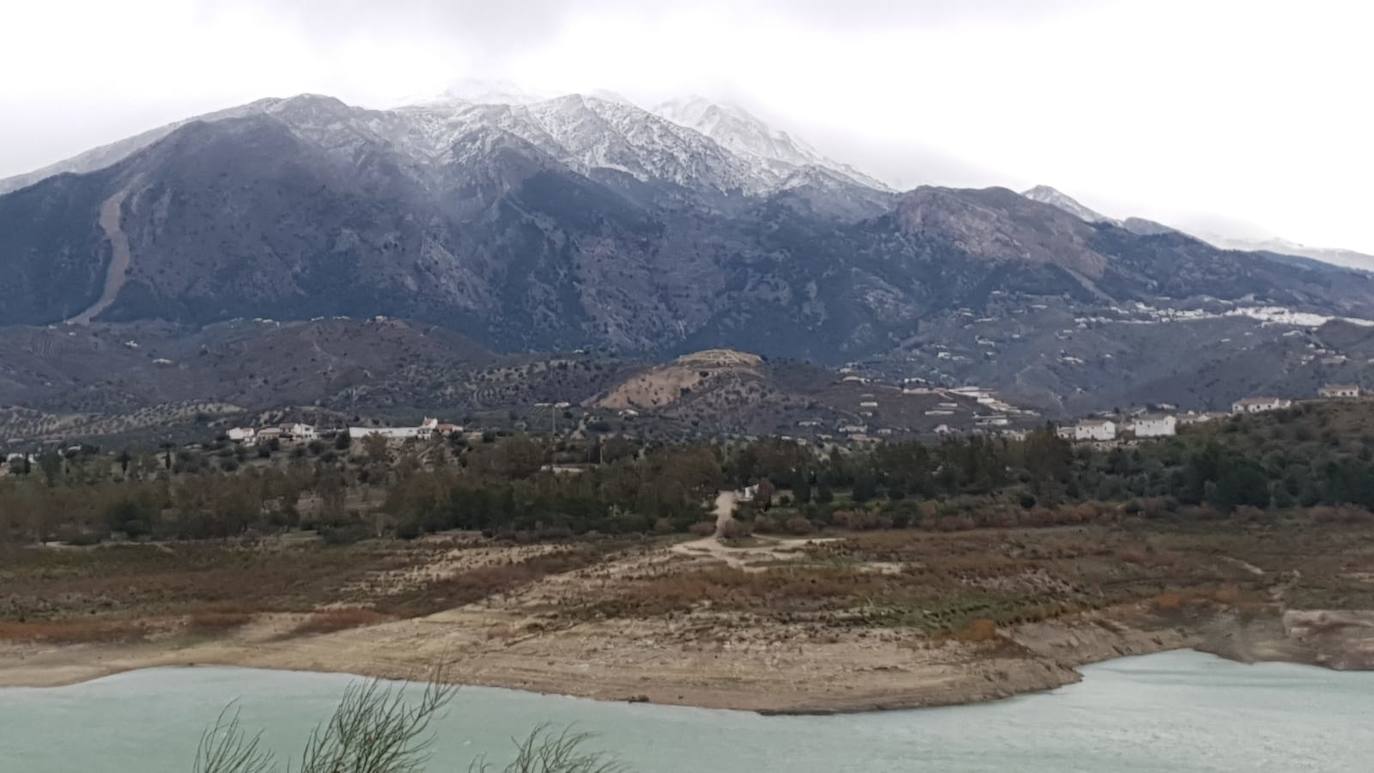 Cumbres nevadas en La Viñuela.