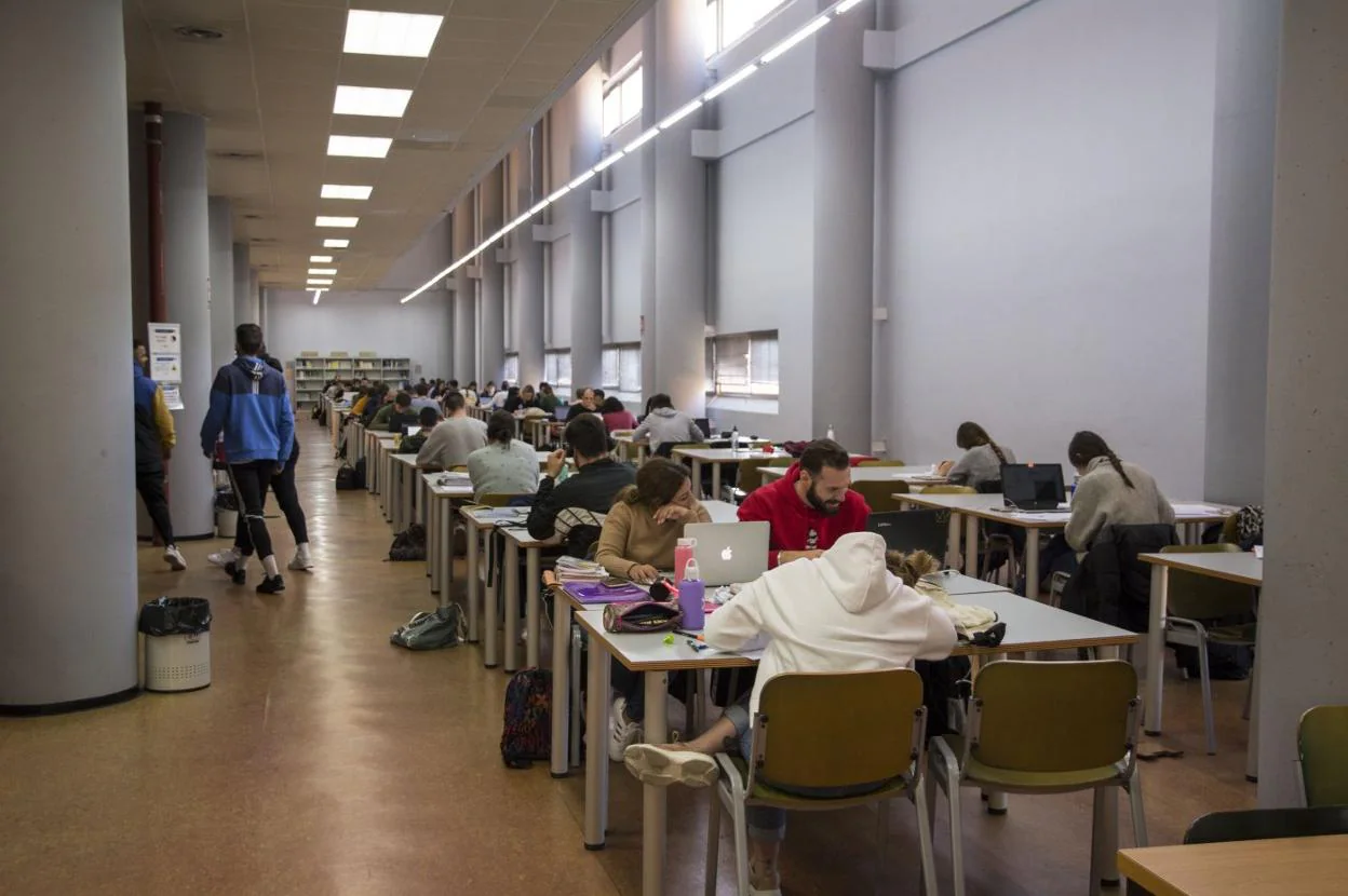 Alumnos estudian en la primera planta de la Biblioteca de la Escuela Técnica Superior de Ingenieros de Telecomunicación. :: eva s. melendo