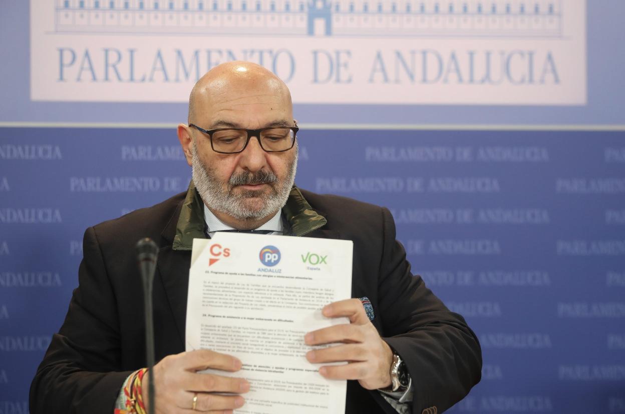 Alejandro Hernández, portavoz de Vox, con el documento firmado por los partidos; y Juan Marín, ayer en Córdoba