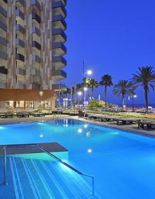 Imagen secundaria 2 - Imágenes de la terraza superior, las habitaciones y una de las piscinas del Meliá Costa del Sol. 