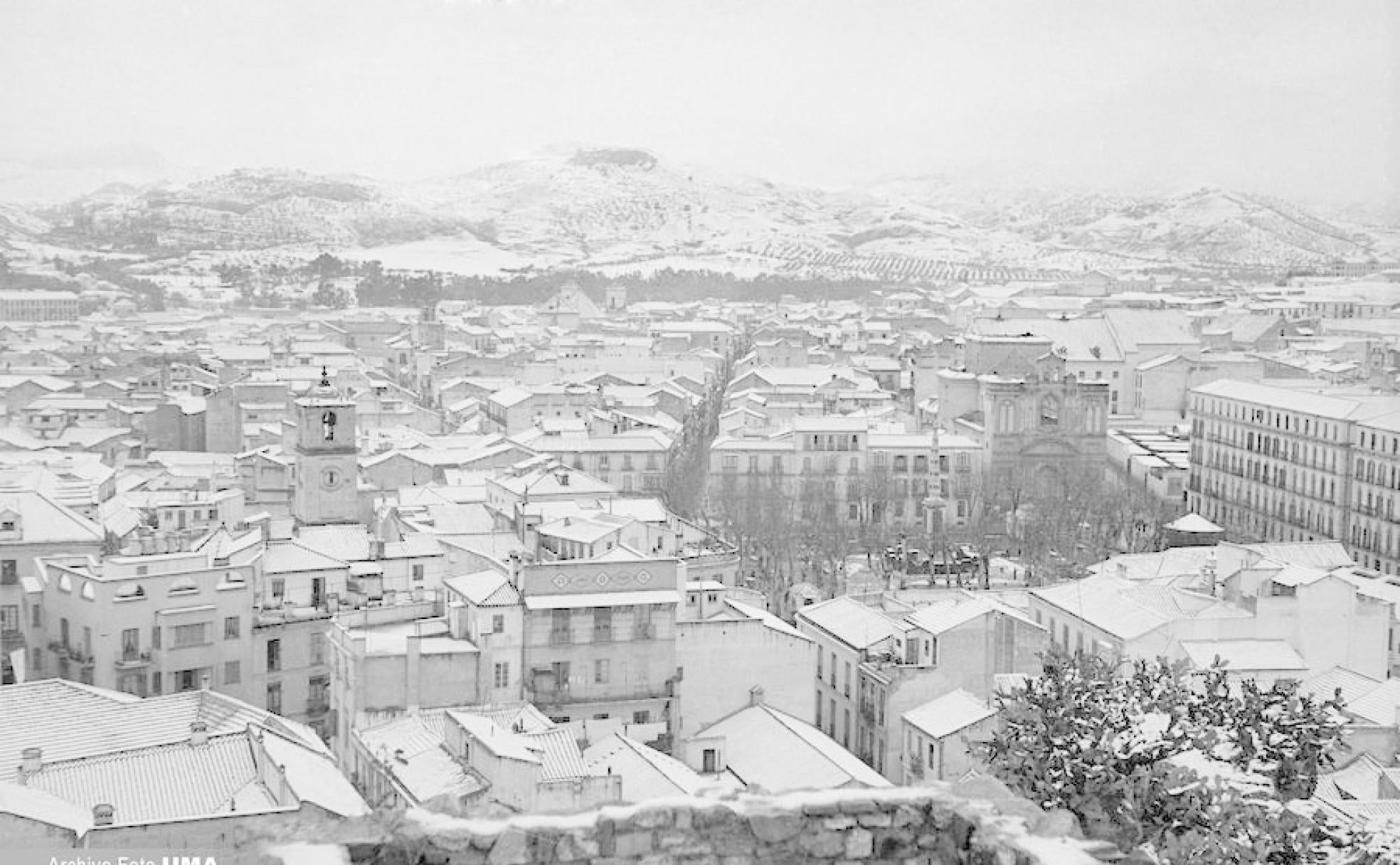 Imagen de Málaga capital nevada en febrero de 1954. 