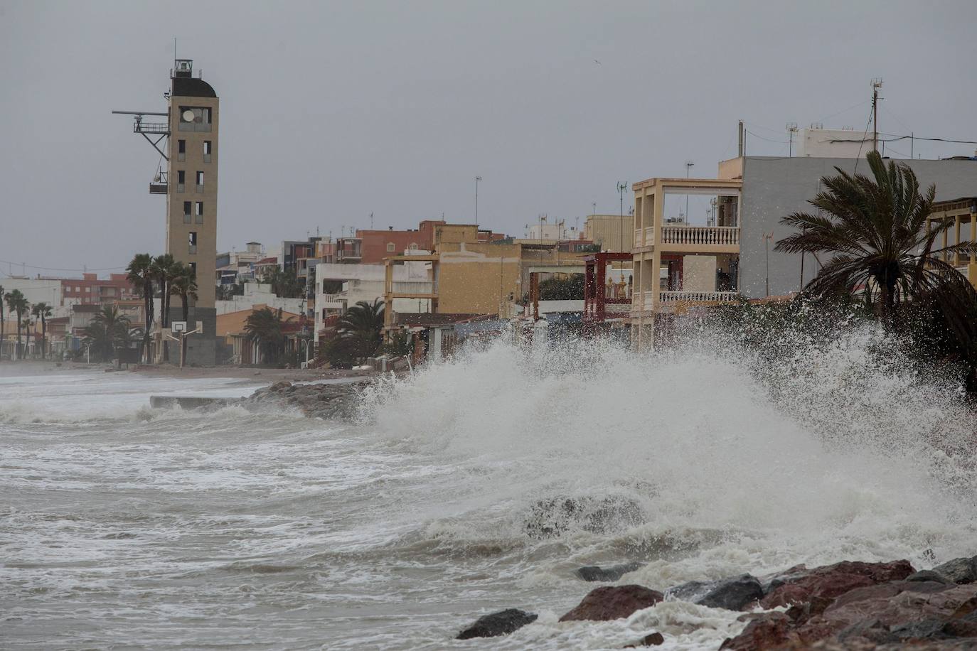 Vista del oleaje causado por el temporal Gloria en la playa de Nules, en Castellón