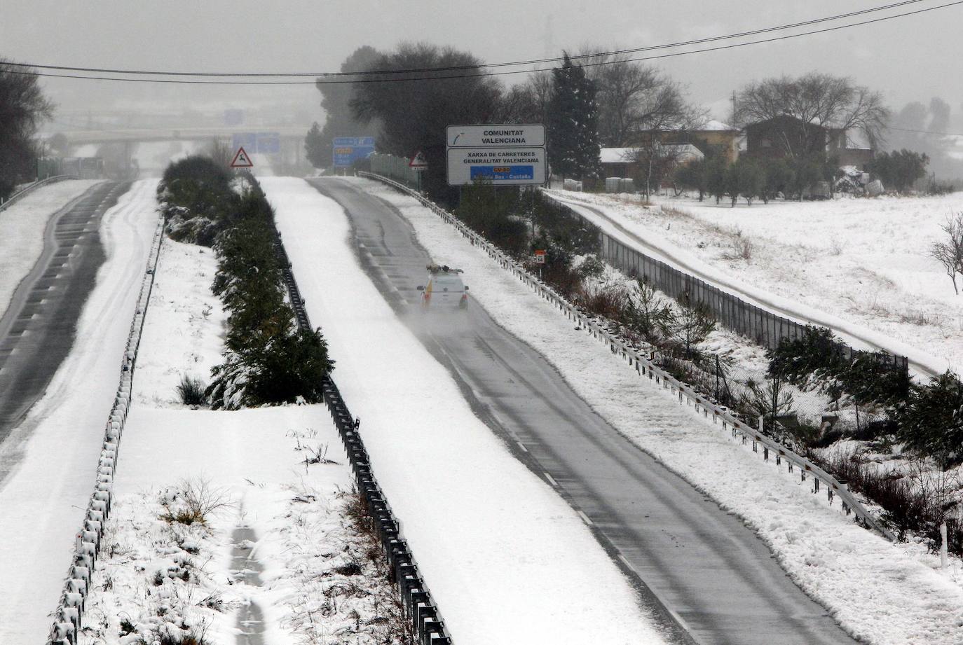 Un coche circula por la carretera CV80 Sax-Castalla en un carril por sentido abierto debido al temporal de nieve