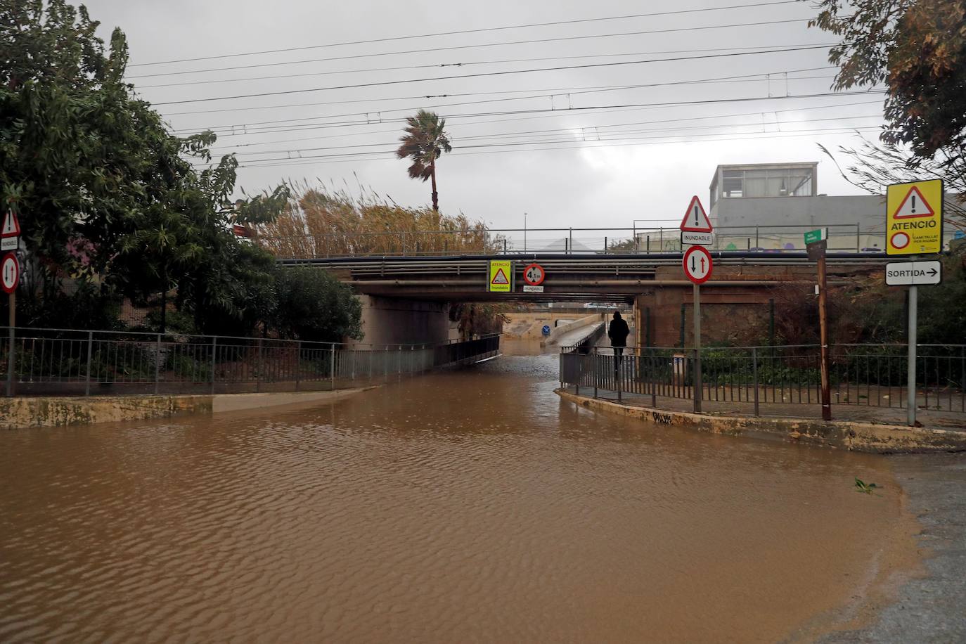 Vista de un paso inundado en Vilassar (Barcelona)