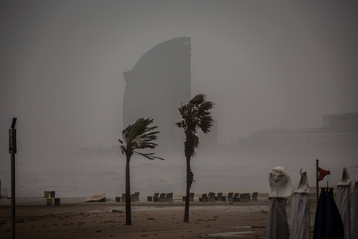 Imagen de la playa de la Barceloneta durante el paso de la borrasca 'Gloria'