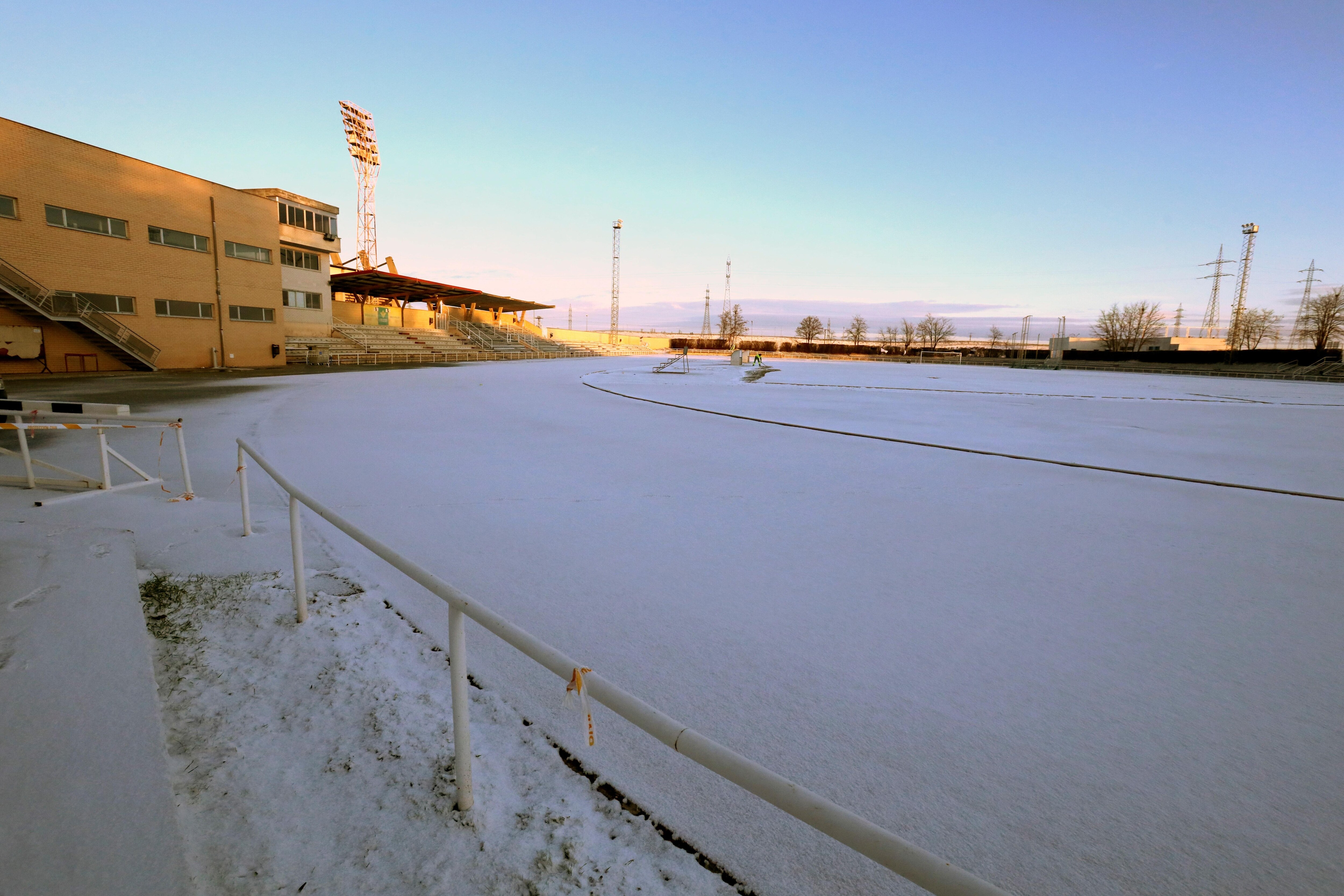 Vista de la nieve acumulada en el campo y en las gradas del estadio Pistas del Helmántico, en Salamanca