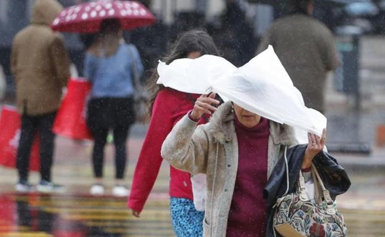 Transeúntes caminan bajo la lluvia, en una imagen de archivo.