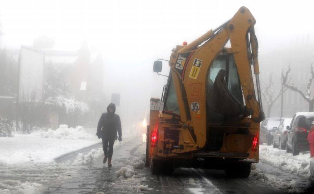 Una excavadora retira la nieve de las calles en la localidad La Muela (Zaragoza), tras los efectos del temporal Gloria en Aragón. 