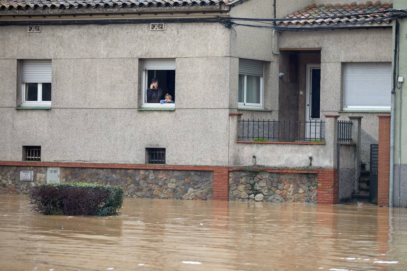 Imagen principal - Algunas imágenes que ha dejado el desbordamiento del río Ter, en Girona.