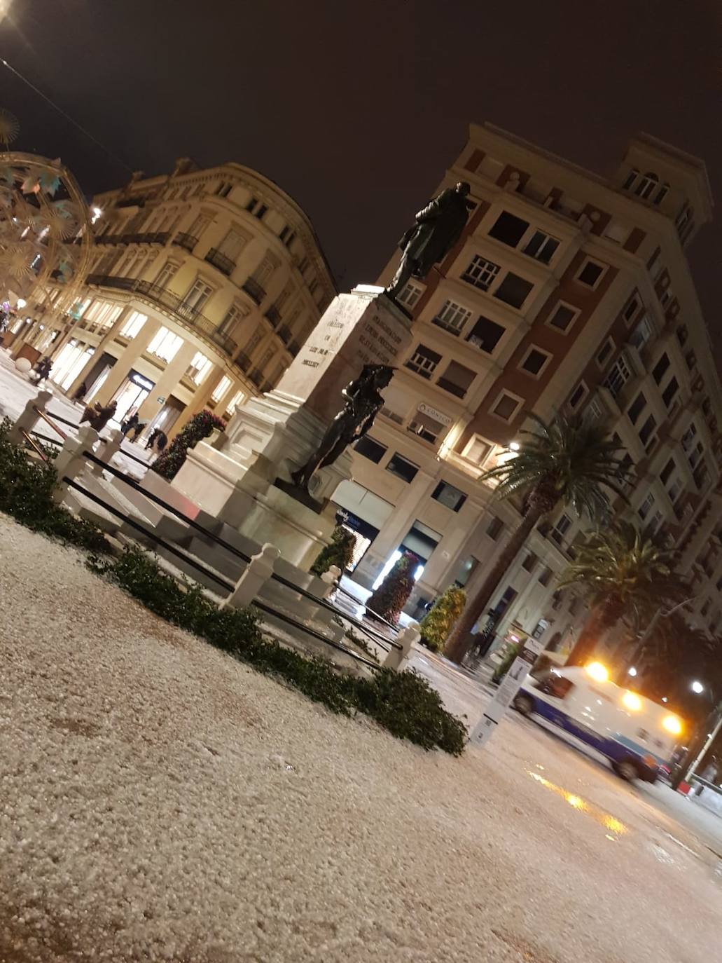 Un manto blanco de granizo ha cubierto las calles de la capital a primera hora de la mañana del jueves.