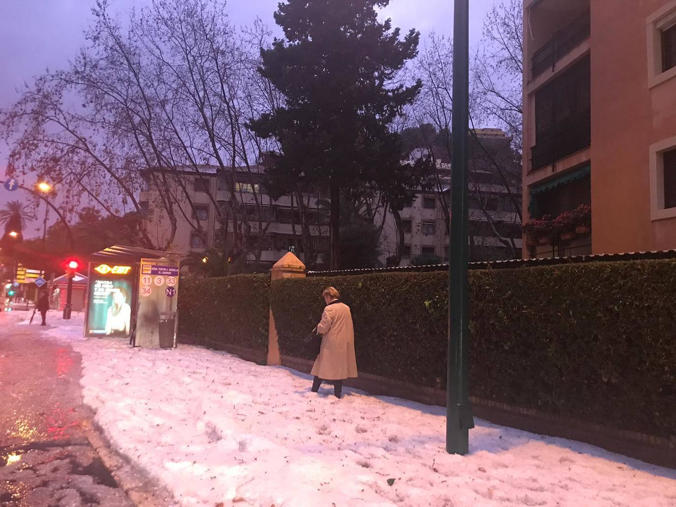 Un manto blanco de granizo ha cubierto las calles de la capital a primera hora de la mañana del jueves.