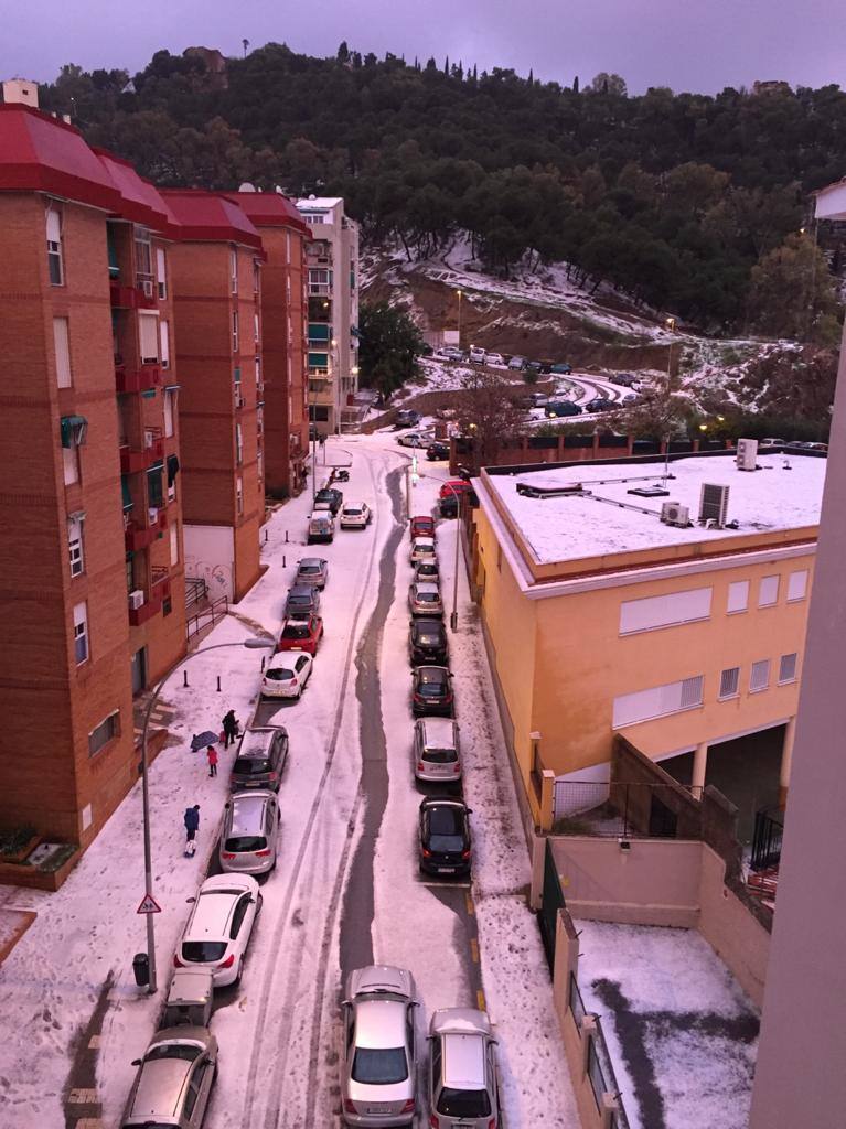 Un manto blanco de granizo ha cubierto las calles de la capital a primera hora de la mañana del jueves.