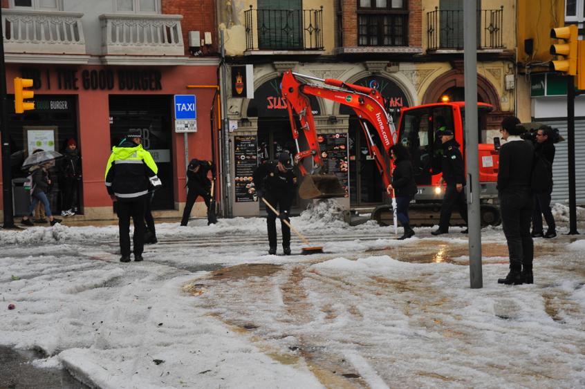 Un manto blanco de granizo ha cubierto las calles de la capital a primera hora de la mañana del jueves.