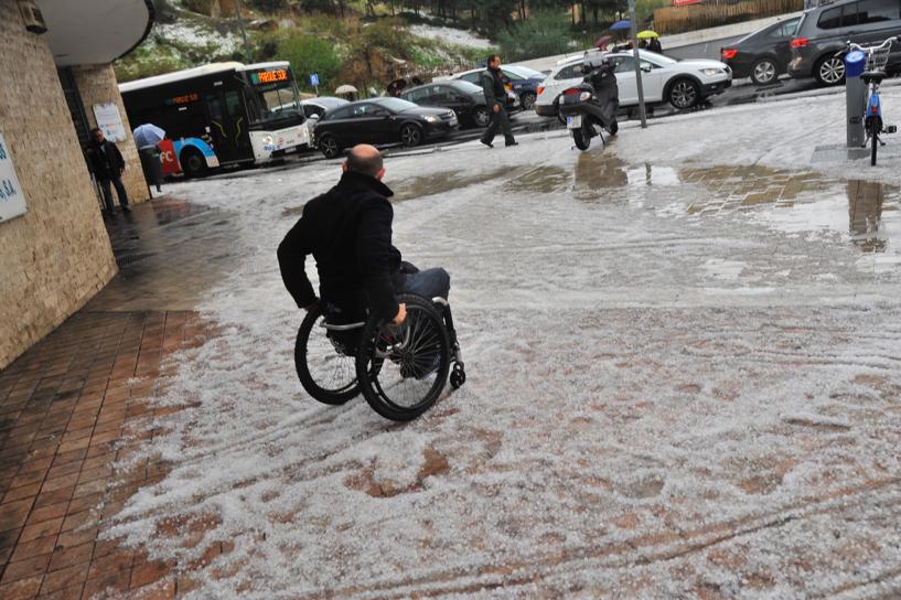 Un manto blanco de granizo ha cubierto las calles de la capital a primera hora de la mañana del jueves.