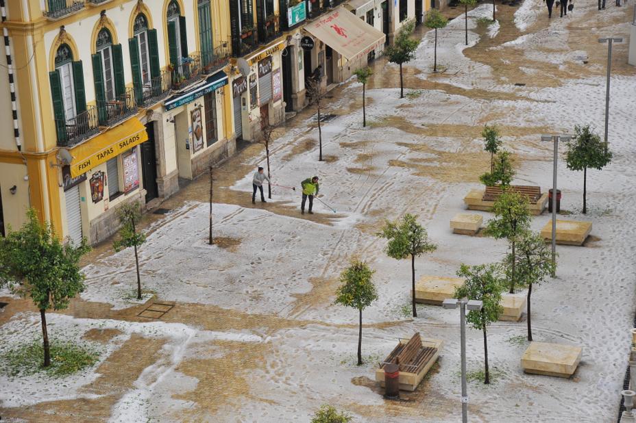 Un manto blanco de granizo ha cubierto las calles de la capital a primera hora de la mañana del jueves.