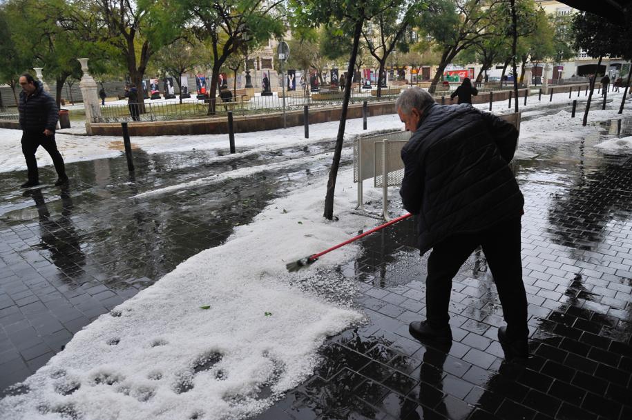 Un manto blanco de granizo ha cubierto las calles de la capital a primera hora de la mañana del jueves.