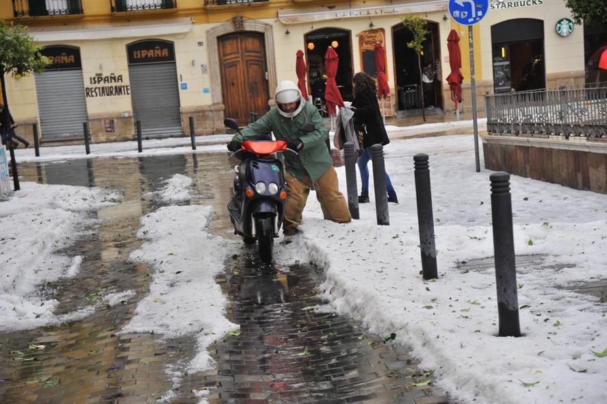 Un manto blanco de granizo ha cubierto las calles de la capital a primera hora de la mañana del jueves.