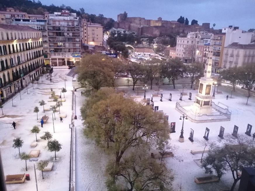 Un manto blanco de granizo ha cubierto las calles de la capital a primera hora de la mañana del jueves.