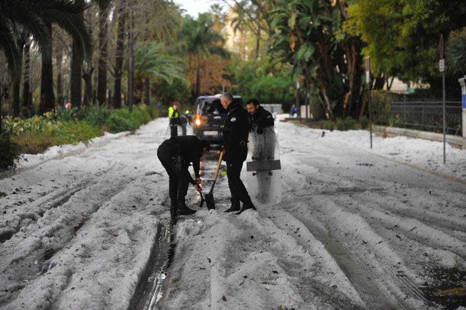 Un manto blanco de granizo ha cubierto las calles de la capital a primera hora de la mañana del jueves.