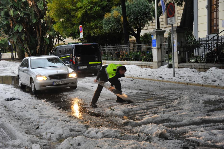 Un manto blanco de granizo ha cubierto las calles de la capital a primera hora de la mañana del jueves.