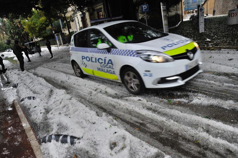 Un manto blanco de granizo ha cubierto las calles de la capital a primera hora de la mañana del jueves.