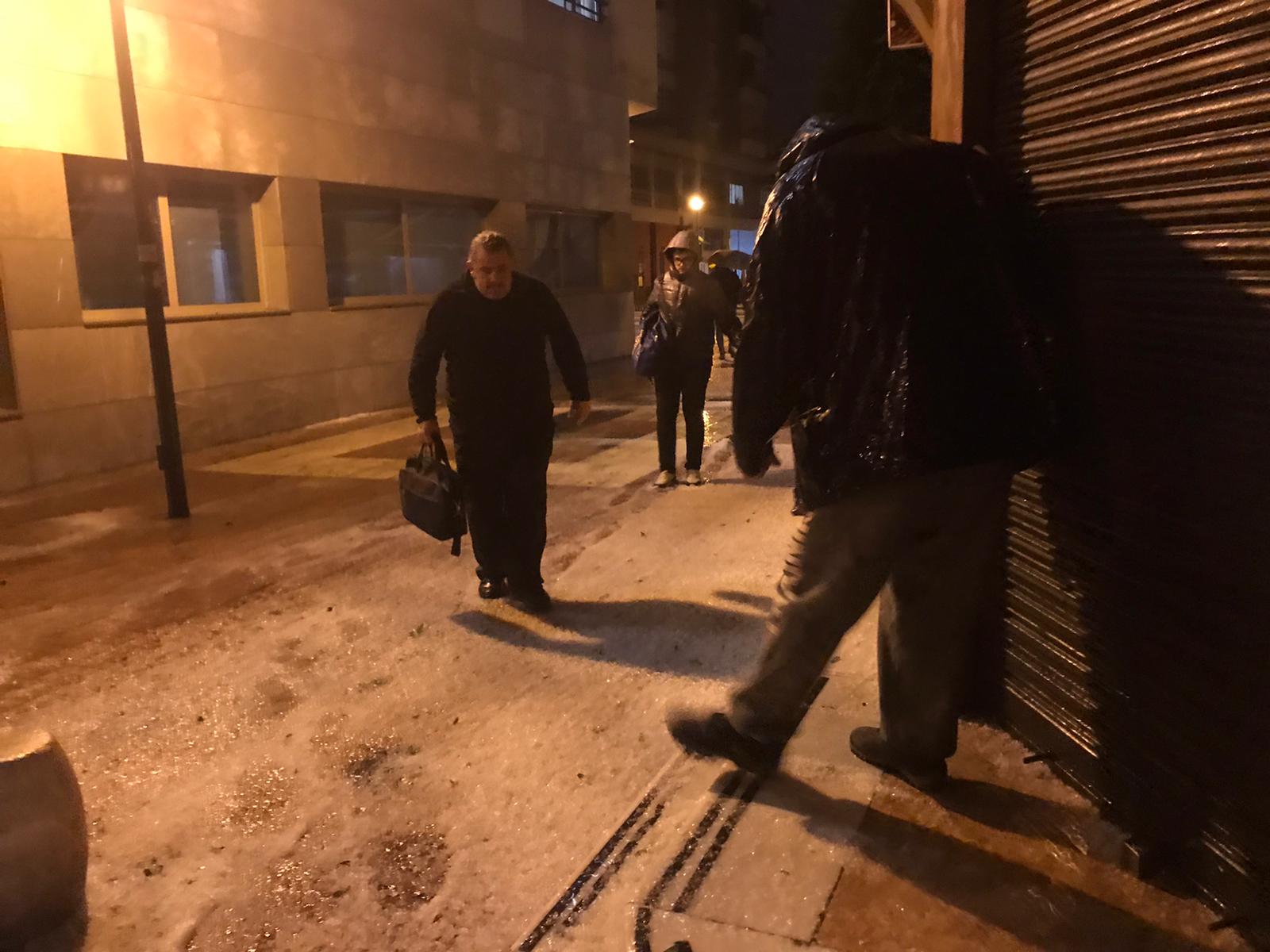 Un manto blanco de granizo ha cubierto las calles de la capital a primera hora de la mañana del jueves.