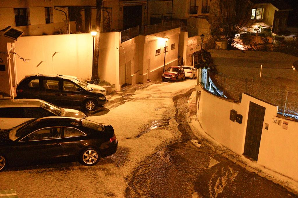 Un manto blanco de granizo ha cubierto las calles de la capital a primera hora de la mañana del jueves.