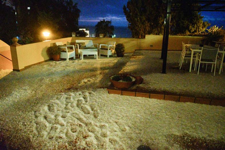 Un manto blanco de granizo ha cubierto las calles de la capital a primera hora de la mañana del jueves.