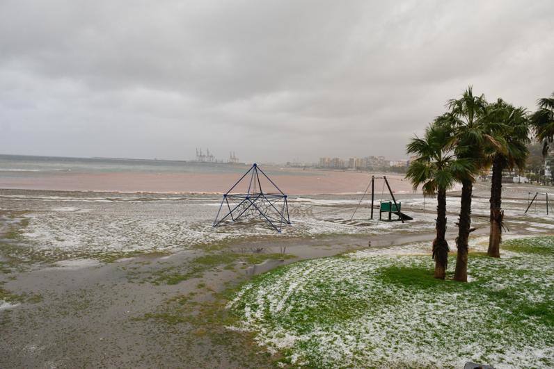 Un manto blanco de granizo ha cubierto las calles de la capital a primera hora de la mañana del jueves.