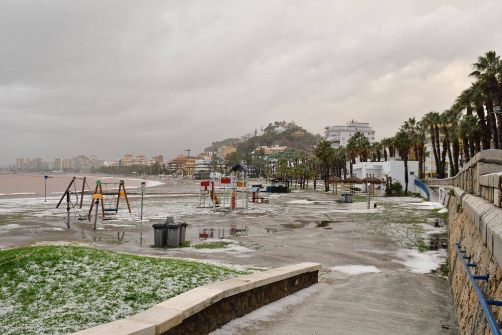 Un manto blanco de granizo ha cubierto las calles de la capital a primera hora de la mañana del jueves.