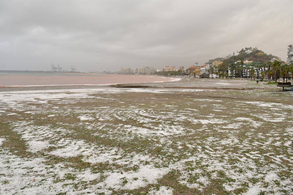 Un manto blanco de granizo ha cubierto las calles de la capital a primera hora de la mañana del jueves.