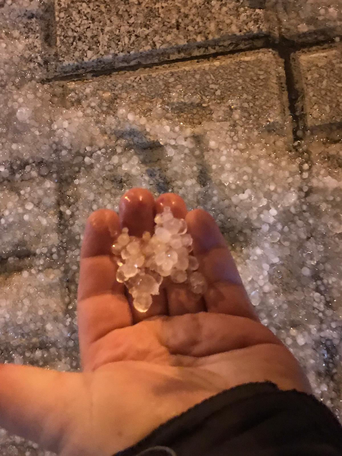 Un manto blanco de granizo ha cubierto las calles de la capital a primera hora de la mañana del jueves.