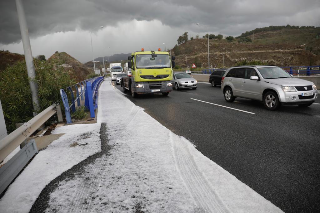 Un manto blanco de granizo ha cubierto las calles de la capital a primera hora de la mañana del jueves.