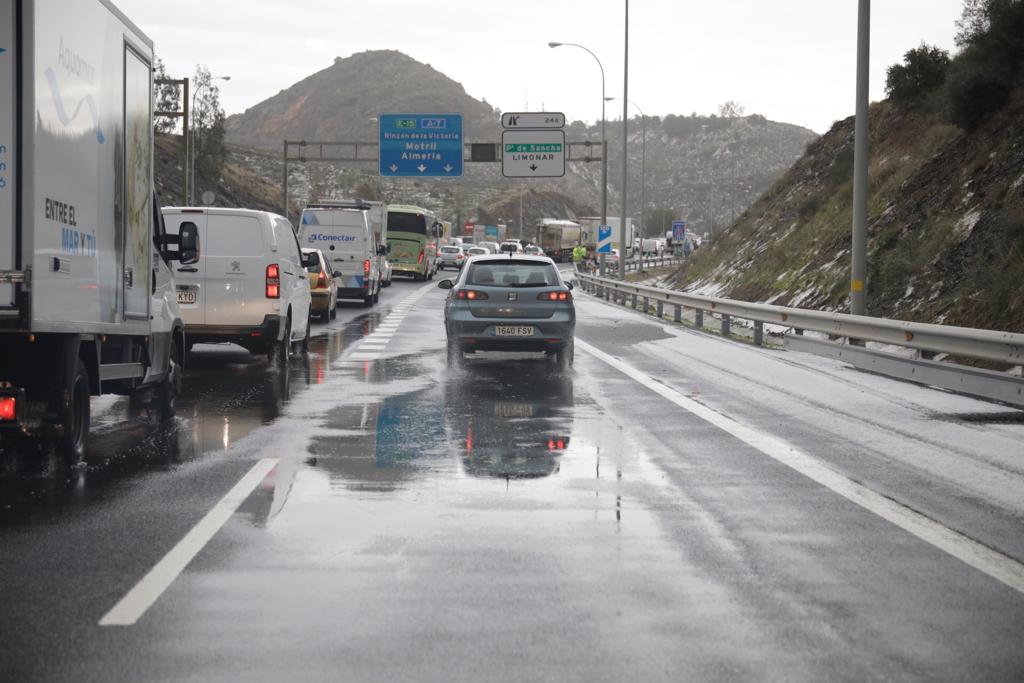 Un manto blanco de granizo ha cubierto las calles de la capital a primera hora de la mañana del jueves.