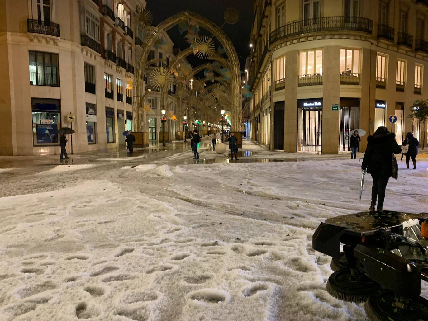 Un manto blanco de granizo ha cubierto las calles de la capital a primera hora de la mañana del jueves.